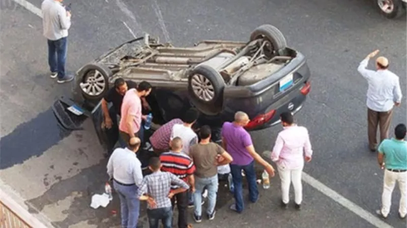 إصابة 3 فى انقلاب سيارة أعلى الطريق الصحراوى فى البدرشين