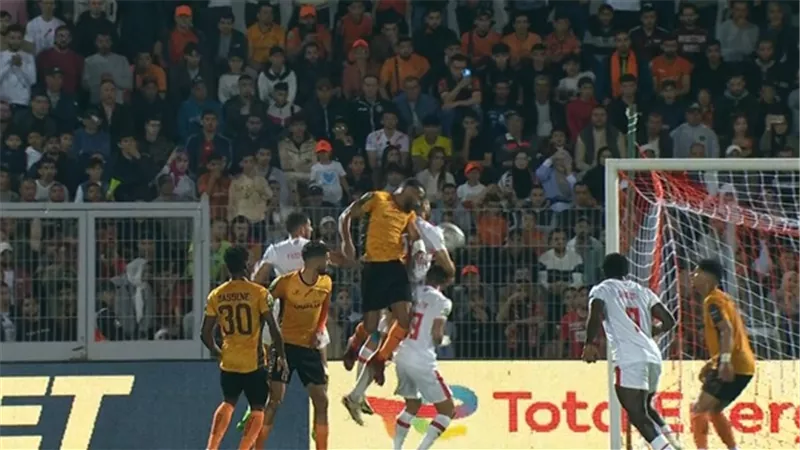 نهضة بركان يتلاعب بالزمالك في الشوط الأول ويكتفي بهدفين