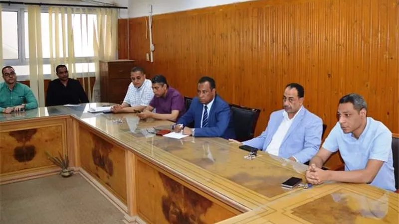 عميد حقوق قنا يحذر الطلاب من اصطحاب التليفون داخل اللجان