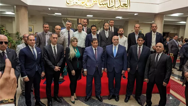 المستشار عادل عزب يتفقد وحدة التحول الرقمى