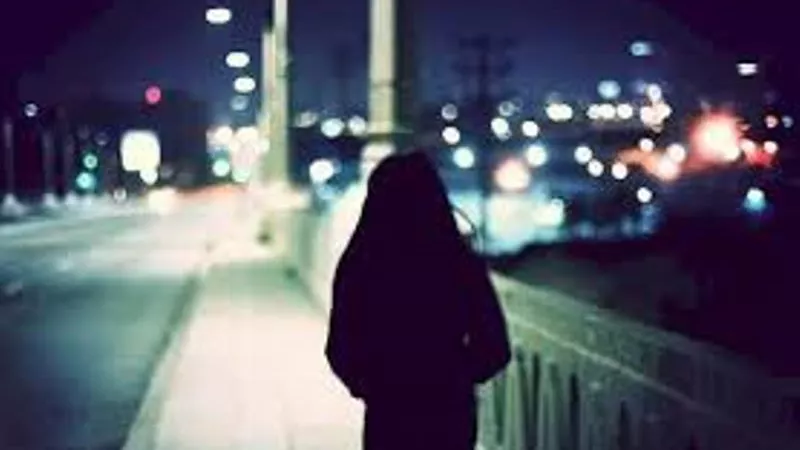 تلقي حفيدها في الشارع.. لإخفاء عار ابنتها