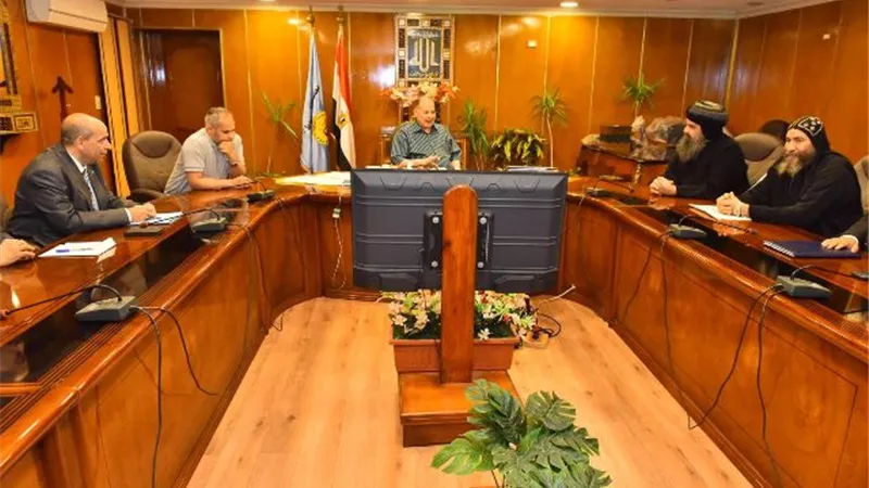 محافظ أسيوط يلتقي الأنبا بيسنتي أسقف إيبارشية أبنوب ووفد قداسة البابا