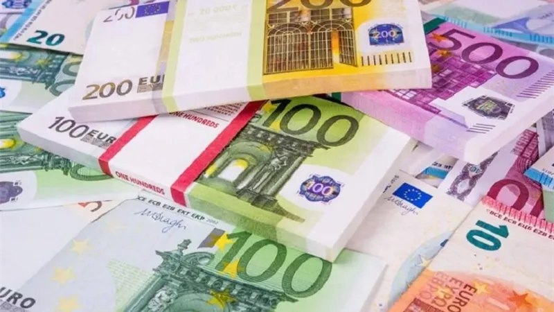 أسعار العملات اليوم.. تراجع الدولار في البنوك