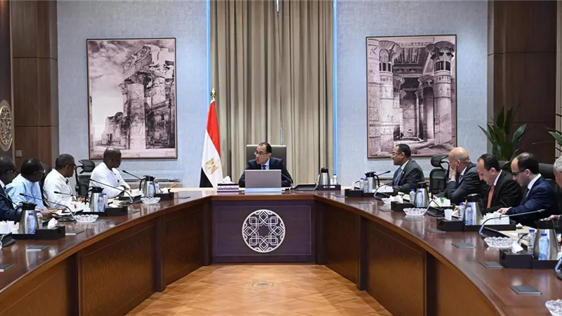رئيس الوزراء يلتقي وزير الإدارة العامة والشئون السياسية بدولة سيراليون