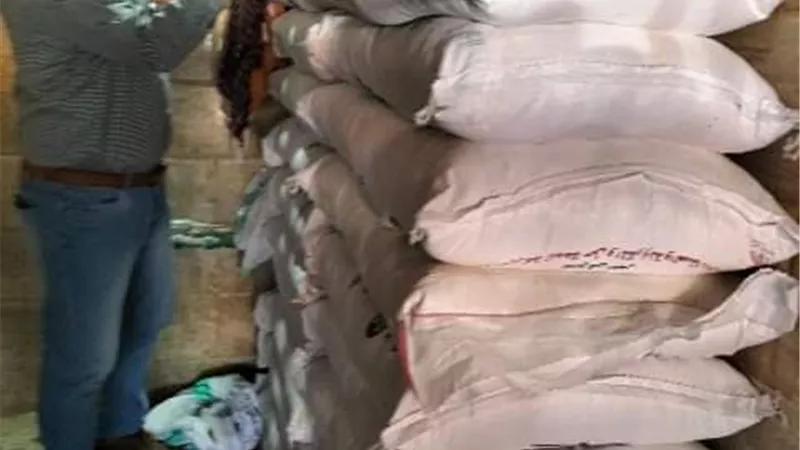 ضبط طن دقيق و100 كيلو زيت طعام مجهول المصدر بالعاشر