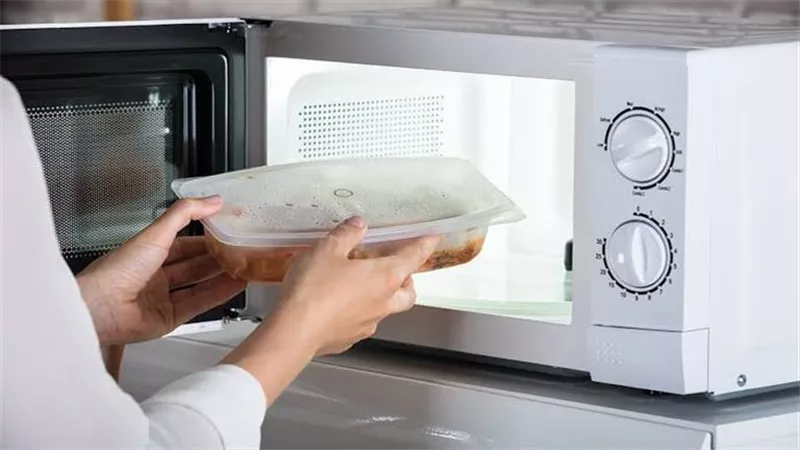 خبيرة تحذر من تسخين البلاستيك بالميكروويف..اعرف السبب