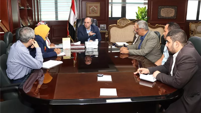 محافظ بني سويف يتابع مشروعات الصرف الصحي