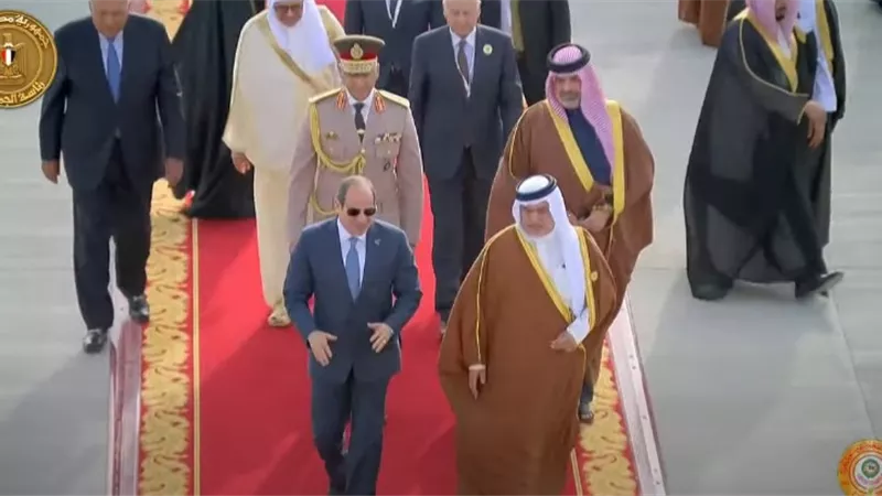 الرئيس السيسي يصل البحرين للمشاركة في القمة العربية الـ33