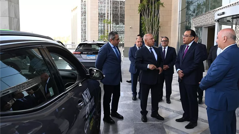 رئيس الوزراء يتفقد سيارات 