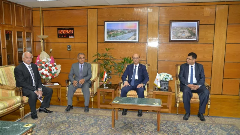 رئيس جامعة أسيوط يبحث سبل تأهيل البرامج الأكاديمية