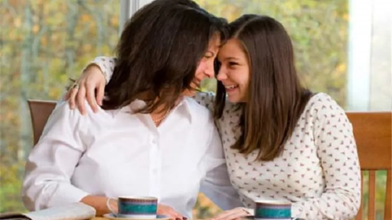 للأمهات .. 10 نصائح لتحسين علاقتك بابنتك المراهقة