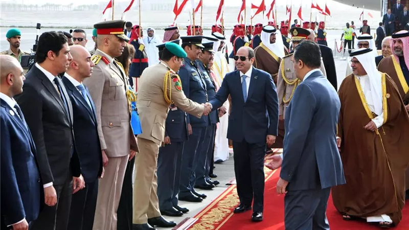 متحدث الرئاسة ينشر صور وصول الرئيس السيسي البحرين للمشاركة في القمة العربية