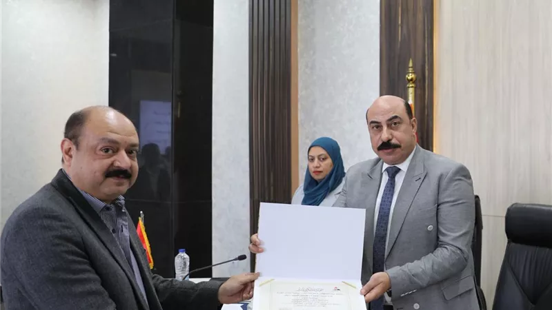 محافظ أسوان يكرم فريق عمل مركز نظم المعلومات والتحول الرقمى