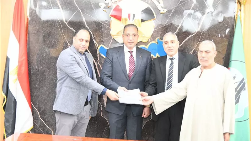 محافظ الفيوم يسلم عقد تمويل المشروعات متناهية الصغر للفئات الأكثر