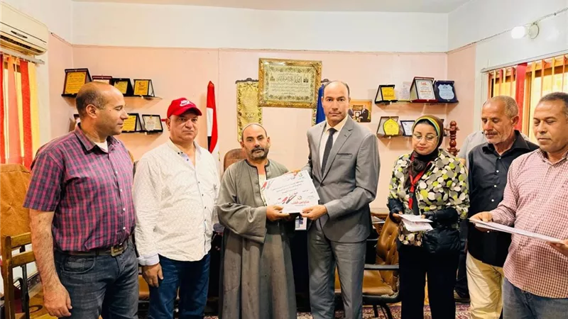 رئيس مدينة ايتاى البارود يكرم 15 عامل نظافة