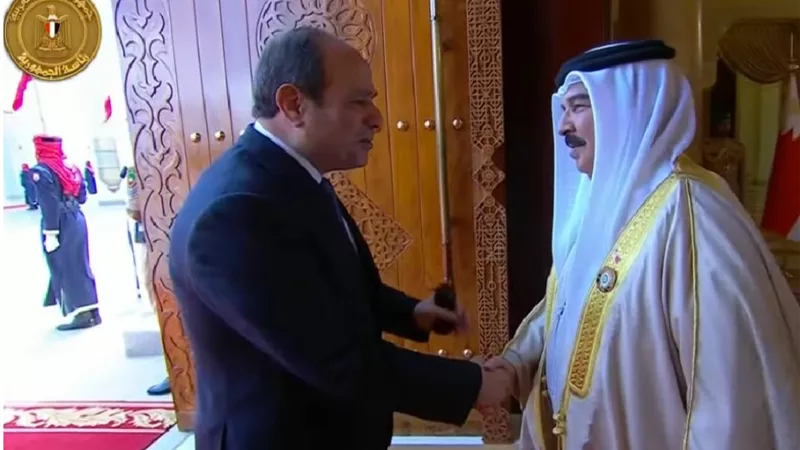 الرئيس السيسي يصل إلى مقر إنعقاد القمة العربية الـ 33 بالمنامة