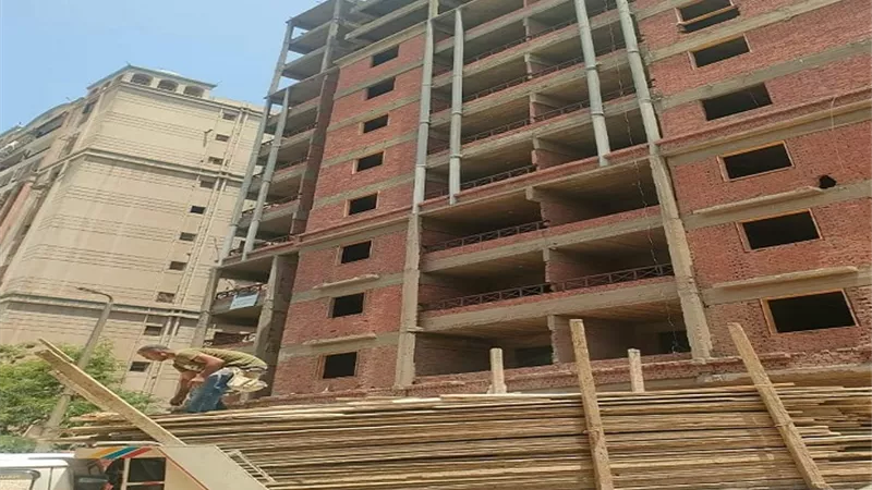 رئيس حى مصر القديمة يسيطر على مخالفة تعلية دور بأبراج العالمية