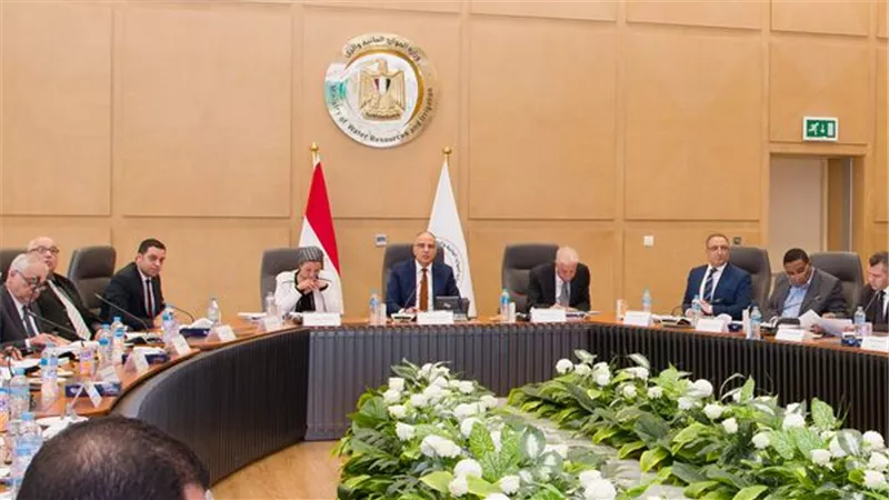 وزير الري يشدد على سرعة اتخاذ القرارات بشأن طلبات التراخيص تيسيراً على المستثمرين
