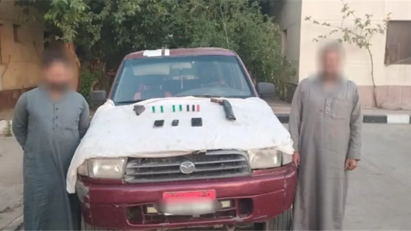 بينهم شقيقين .. ضبط 3 أشخاص بحوزتهم أسلحة نارية بالقاهرة