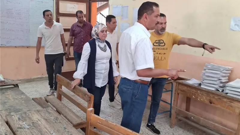 مدير تعليم الجيزة يتفقد جاهزية لجان امتحانات الشهادة الإعدادية