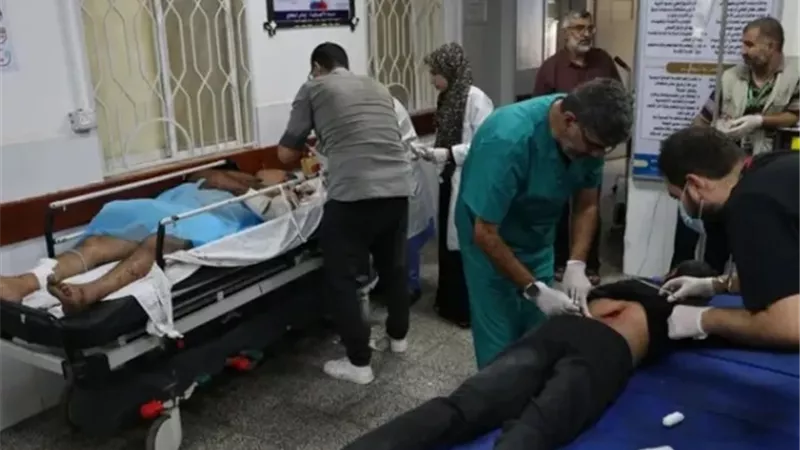 وصول شهيدين إلى مستشفى الكويت بعد استهداف منزل وسط رفح الفلسطينية