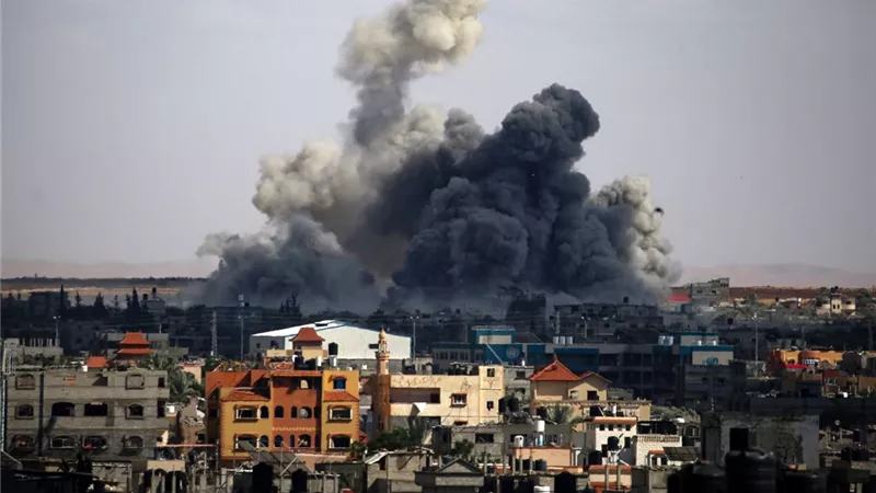 الاحتلال يشن غارات على المناطق الشرقية من رفح الفلسطينية
