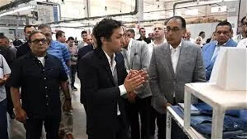 رئيس الوزراء يتفقد مصانع الملابس الجاهزة ببني سويف