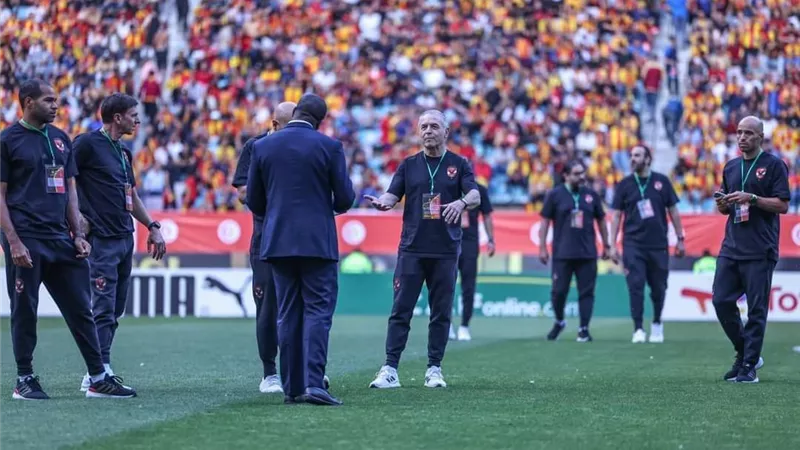 شاهد.. كولر ولاعبو الأهلى يعاينون أرضية ملعب رادس قبل لقاء الترجى