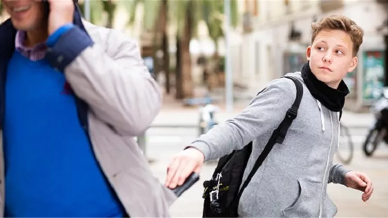 أسباب وعلاج مشكلة السرقة لدى الأطفال