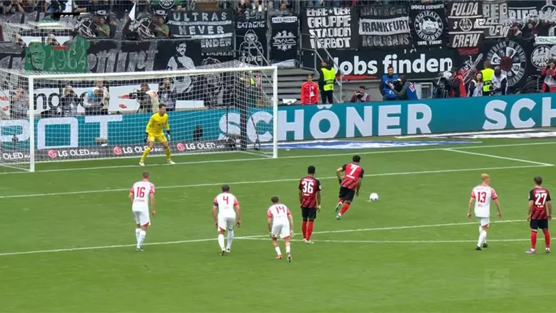 مرموش يسجل ويقود فرانكفورت للتعادل مع لايبزيج بالدوري الألماني