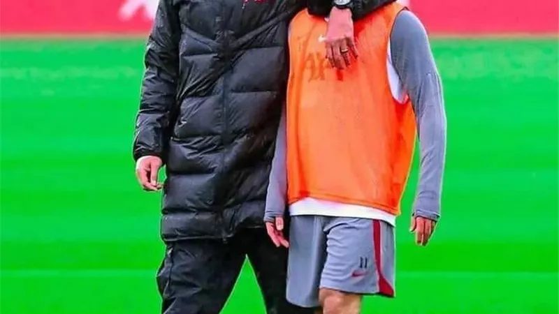 محمد صلاح عند وصوله إلى ملعب الانفيلد اليوم .. فيديو