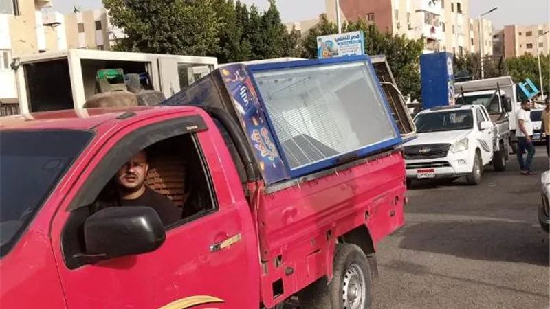 جهاز الشروق يشن حملة مُكبرة لرفع الإشغالات ويحرر 14 محضر.. صور