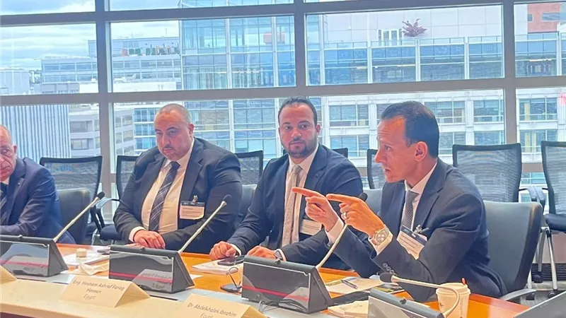 الإسكان تستعرض التجربة المصرية في إدارة الأراضي والعمران