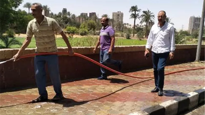 محافظ أسيوط: حملات نظافة وتجميل وغسيل أرصفة فى شوارع بحي غرب