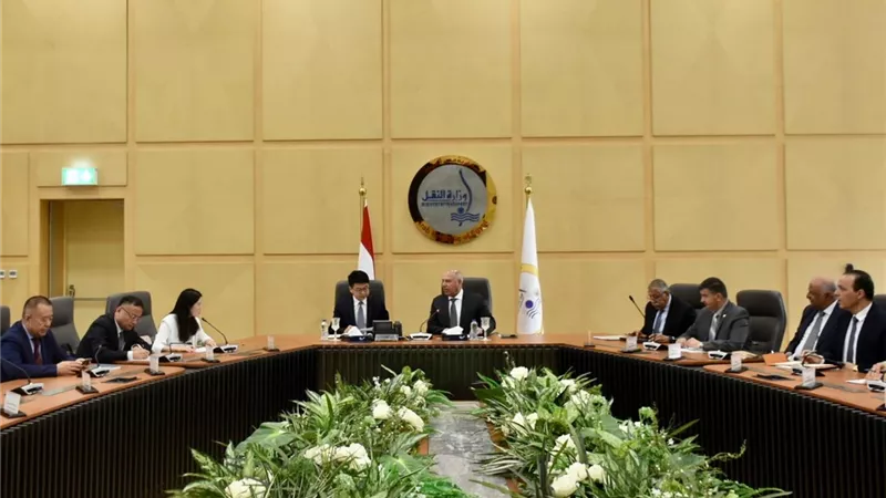 وزير النقل يبحث مع نائب وزير النقل الصينى التعاون في توطين صناعه