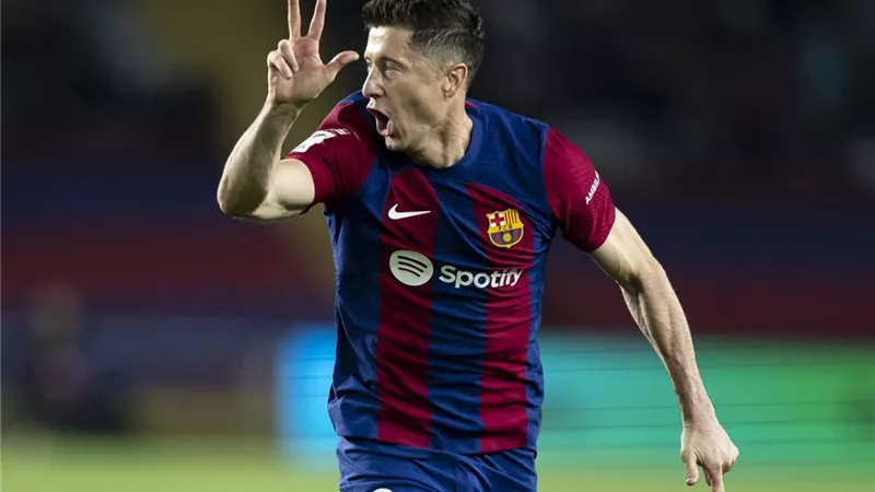 ليفاندوفسكي يقود تشكيل برشلونة المتوقع أمام رايو فاييكانو
