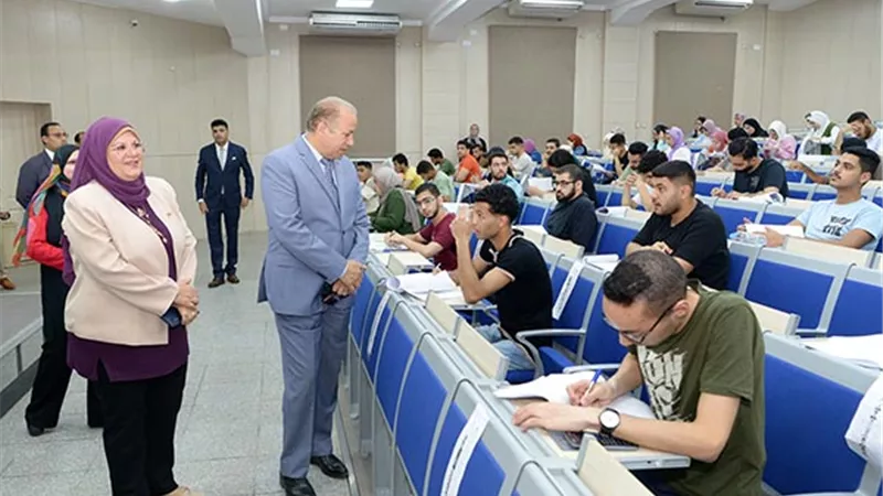 رئيس جامعة المنصورة يتفقد سير الامتحانات بكليتي الحقوق والتجارة