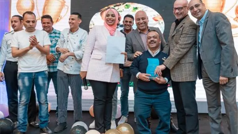 طه عماد يحصل على الموظف المثالى لعام 2023 بأحد فنادق الغردقة
