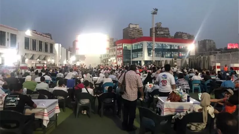 جماهير الأبيض تتابع نهائى الكونفدرالية من داخل نادى الزمالك