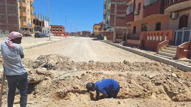 بدء أعمال حفر معديات كابلات الكهرباء والمرافق فى الأمل بالقصير