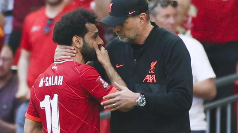 شاهد.. لحظة وداع محمد صلاح لـ كلوب عقب رحيله عن ليفربول
