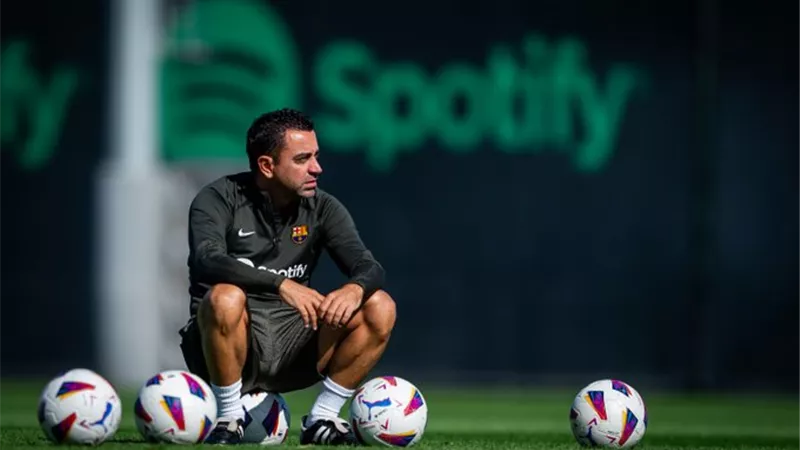 لست مهتمًا .. تشافي يعلق علي أنباء رحيله عن تدريب برشلونة