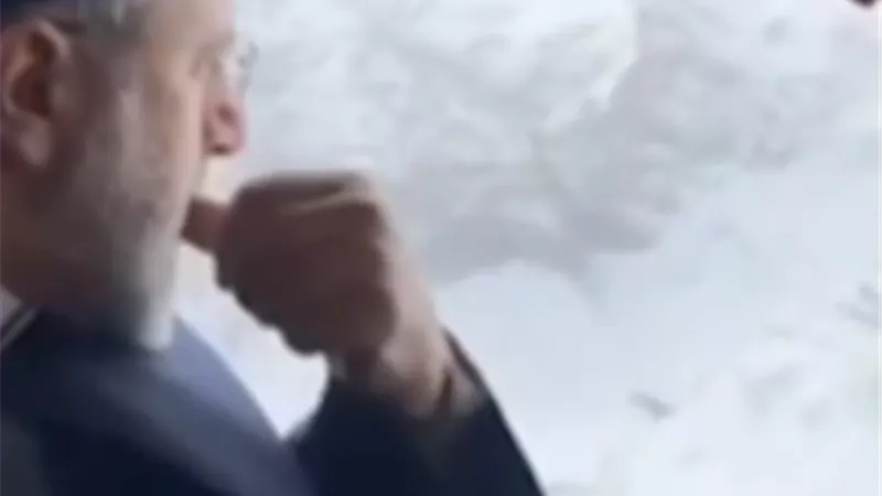 مشاهد حديثة للرئيس الإيراني بالطائرة قبل هبوطها اضطراريا .. فيديو