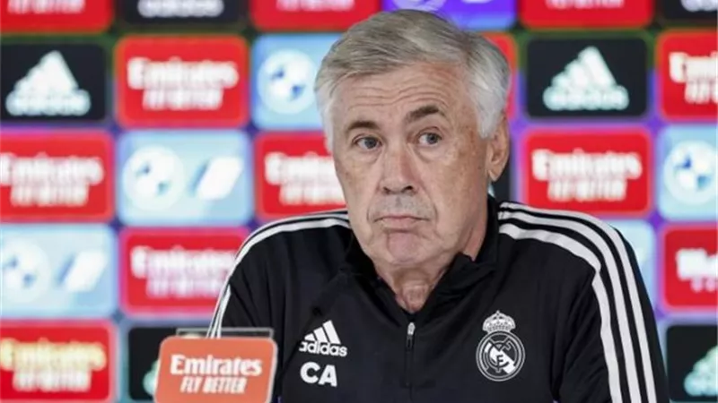أنشيلوتي يرفض التعليق علي أنباء رحيل تشافي عن تدريب برشلونة