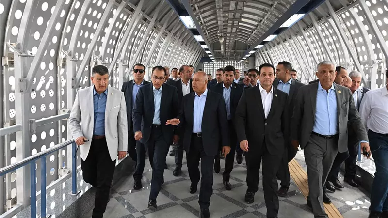 رئيس الوزراء يتفقد أعمال التشغيل التجريبي بالركاب بالخط الثالث للمترو
