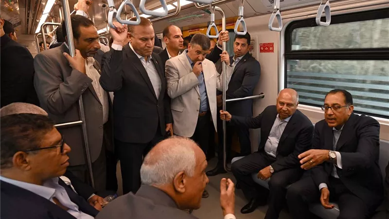 مدبولي يستقل عربات المترو بين محطتي 