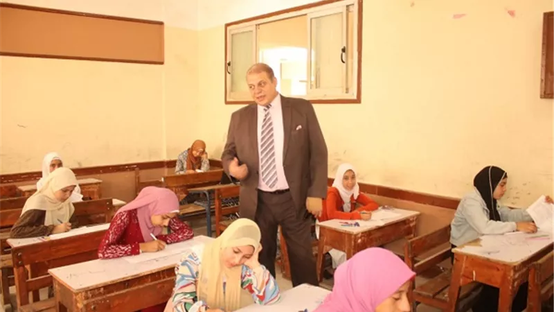 وكيل الوزارة يطمئن على امتحان الانجليزيه فى اعدادية بنى سويف
