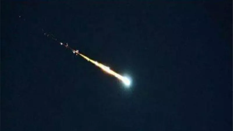 نيزك عملاق يزين سماء اوربا باللون الازرق