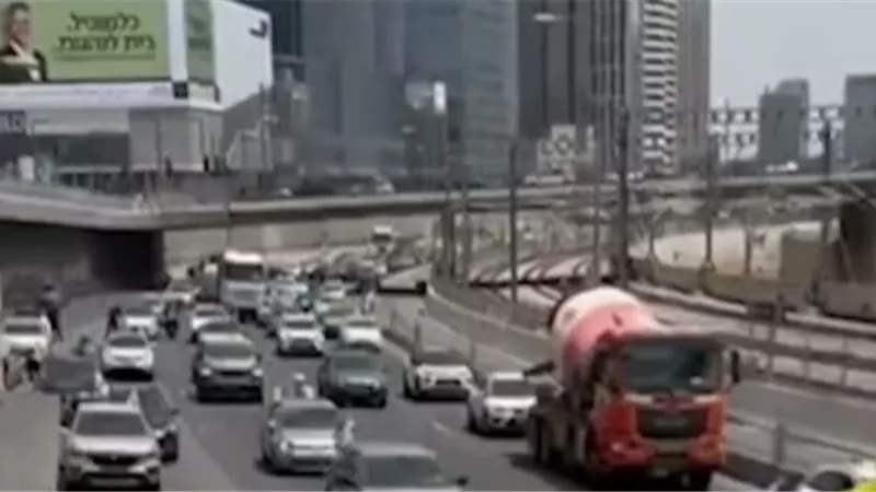 تظاهرة للمركبات في شارع أيلون بتل أبيب تطالب بصفقة تبادل الأسرى فورا