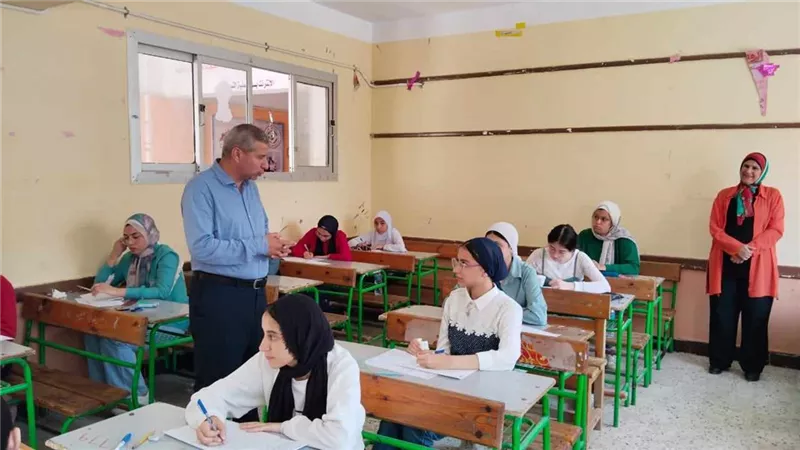 مدير تعليم دمياط يفاجئ مركز توزيع أسئلة إمتحانات الإعدادية
